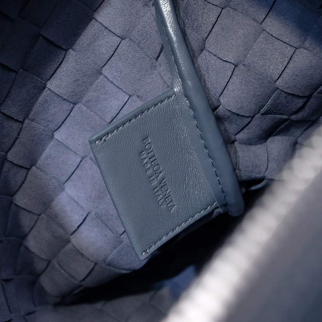 Batch 1360 Bottega Veneta's Bottega Veneta handbag transforms into a man in seconds ⌨️The texture is great! The weaving process is exquisite, simple and elegant, and it perfectly matches any clothes! Whether you are out on the street or on a date, it can instantly improve your overall taste. It can not only hold your wallet and mobile phone, but also the charm of your male god. Style number: 6518 Size: 33*22*7cm